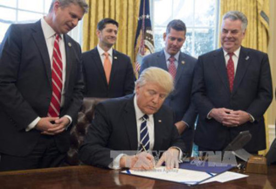 Tổng thống Mỹ Donald Trump dỡ bỏ lệnh cấm khai thác dầu mỏ, khí đốt ngoài khơi.